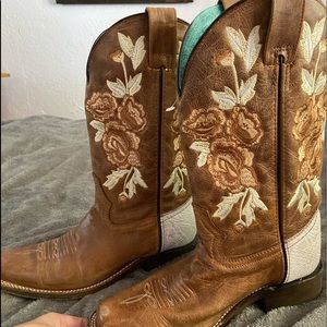 selling my cowgirl boots that have been barley worn